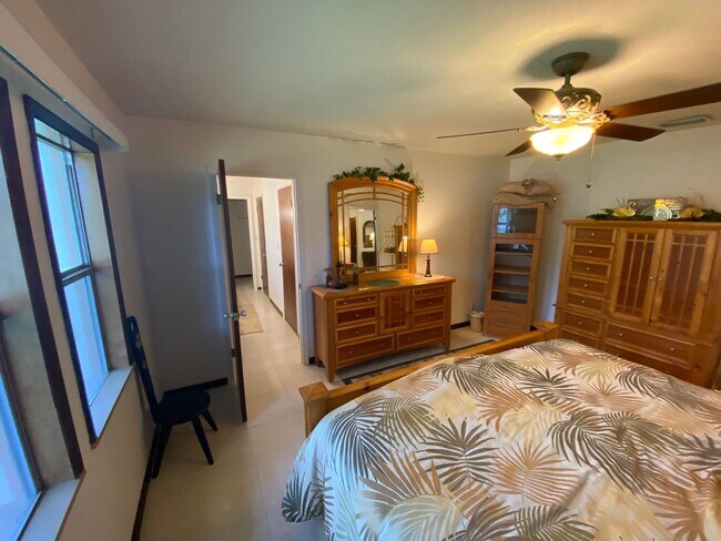 Building Photo - Family and pet friendly ANNUAL LEASE just ...