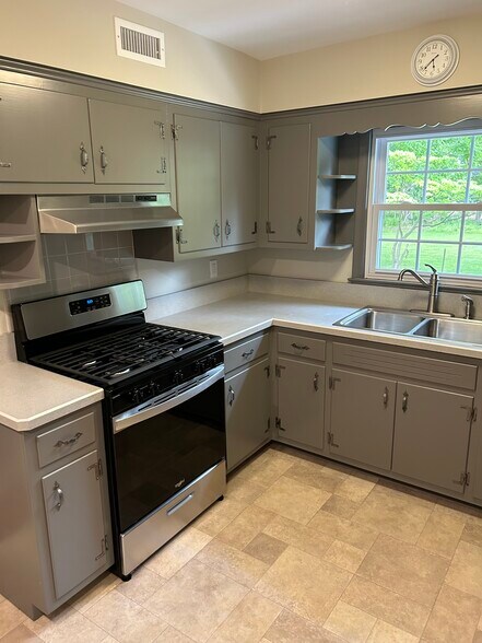 Building Photo - 91 Haring Dr