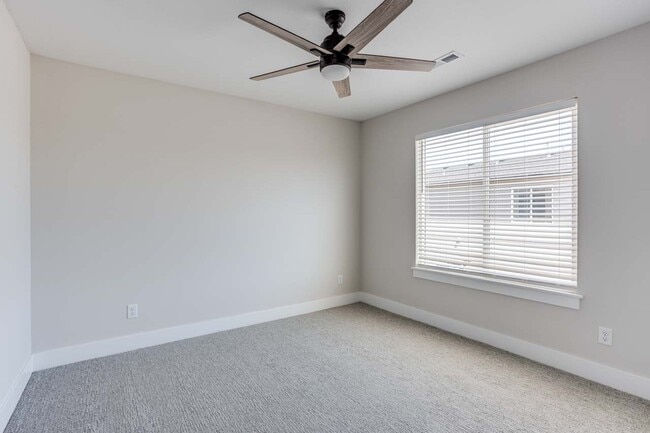 Building Photo - 8441 W 37th Ct N