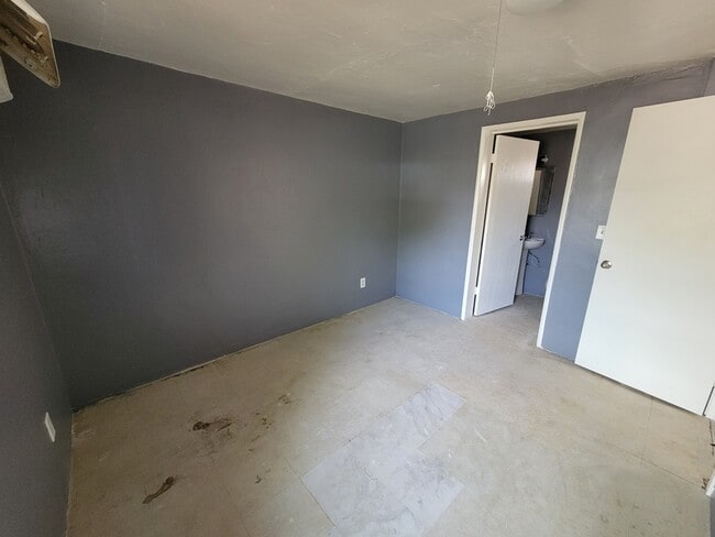 Building Photo - 461 W Thurber Rd