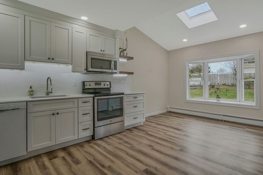 Building Photo - 21 Crater Lake Dr