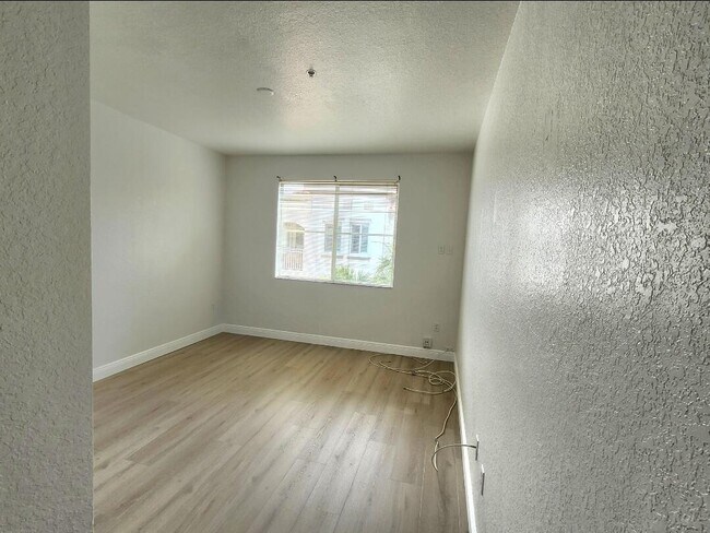 Building Photo - 11016 Legacy Dr