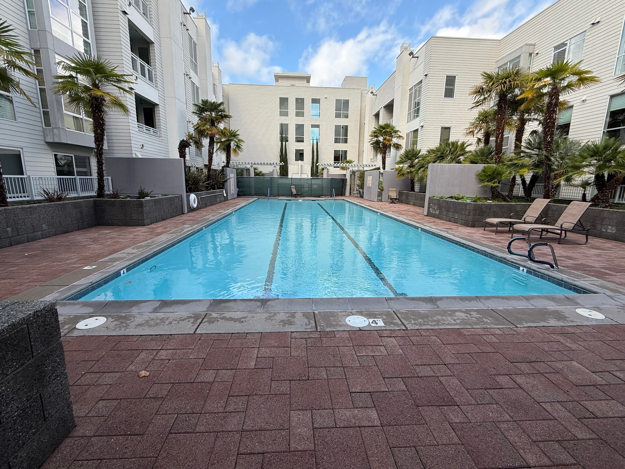 A sparkling swimming pool for your enjoyment and leisure. - 1655 N California Blvd