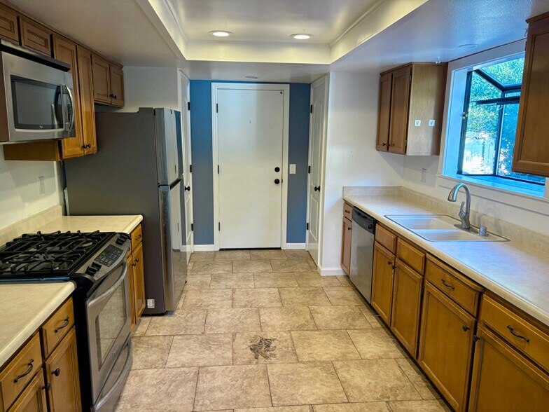 Building Photo - 1853 Marlene Ave