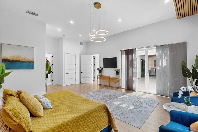 Building Photo - 3946 N Cresthaven Rd