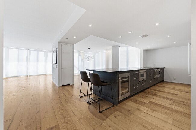 Building Photo - 529 S Flagler Dr