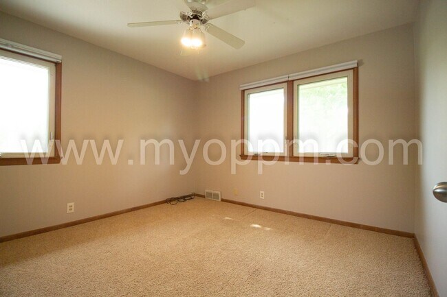 Building Photo - UPDATED 4bedroom Ranch Home!