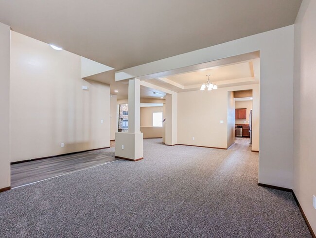 Building Photo - Spacious 4 bed/2.5bth Home W/ New Carpet &...