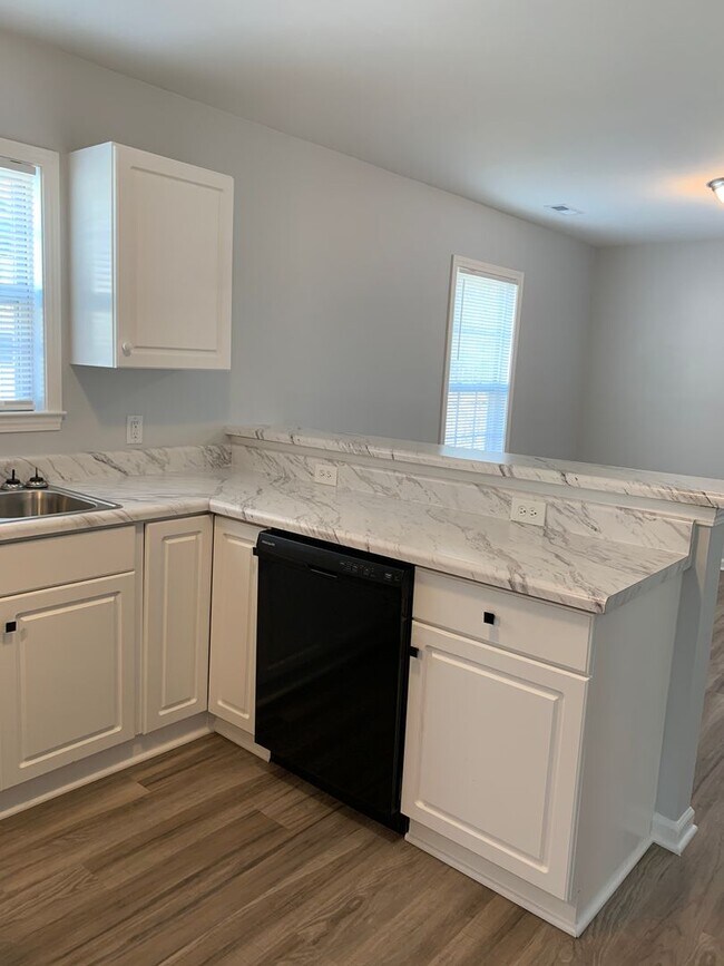 Building Photo - 3 Bedroom 2 Bath Renovated House Available Now on Park Avenue