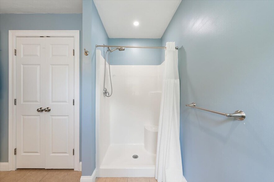 Building Photo - 5 Bayberry Ln