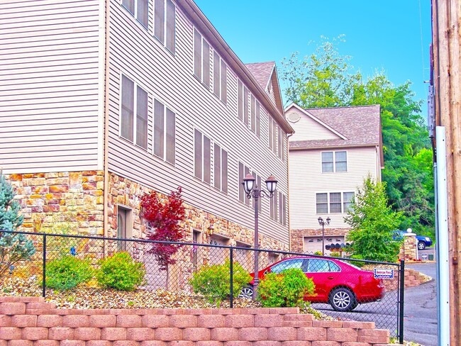 Building Photo - 2 Bedroom, 2.5 Bath Townhome Near Med Center - Available 07/07/2026