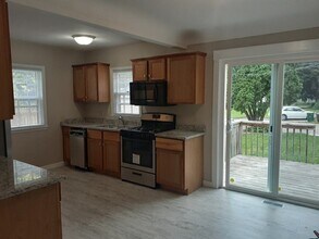 Building Photo - Freshly updated 3 Bed/1.5 Bath House- Robbinsdale- Available NOW!