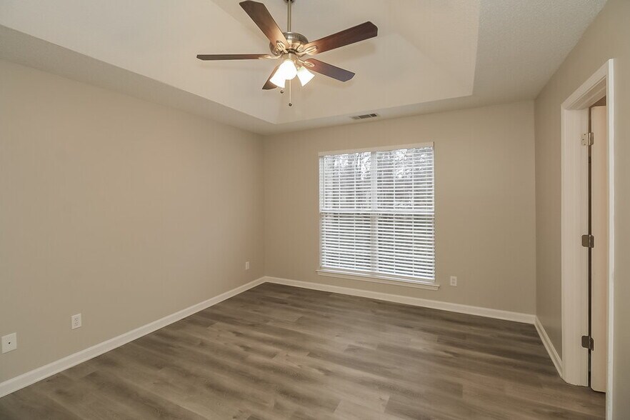 Building Photo - 9447 Rollinghills Dr