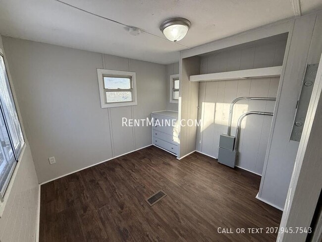 Building Photo - 681 Main Rd N