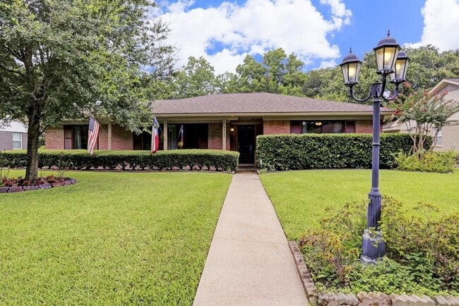 Building Photo - 4422 Nenana Dr