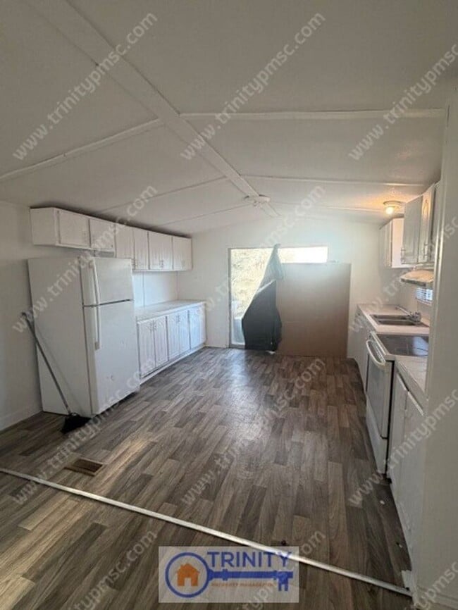 Building Photo - Ready Now! Cute two bed mobile home in Greenville!