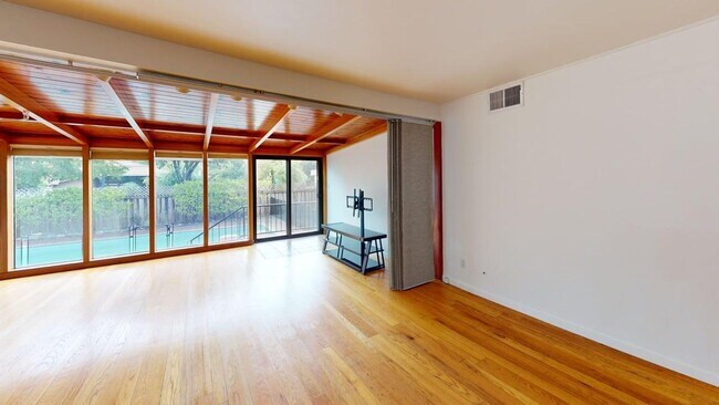 Building Photo - Sunny Greenbrae Single-Level with Pool + K...
