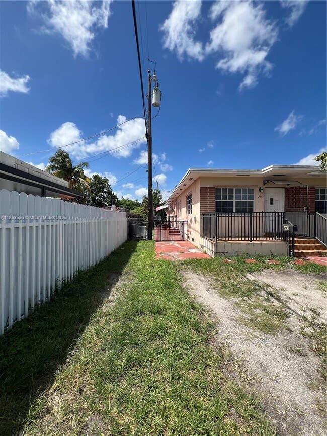 Primary Photo - 275 W 16th St