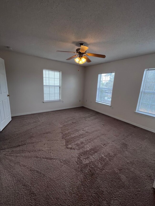 Building Photo - Crestview Townhouse