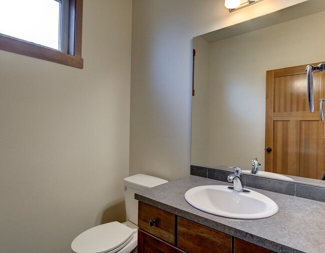 Building Photo - Spacious 3 Bedroom Plus Office with AC, Gas Fireplace and Fenced Backyard