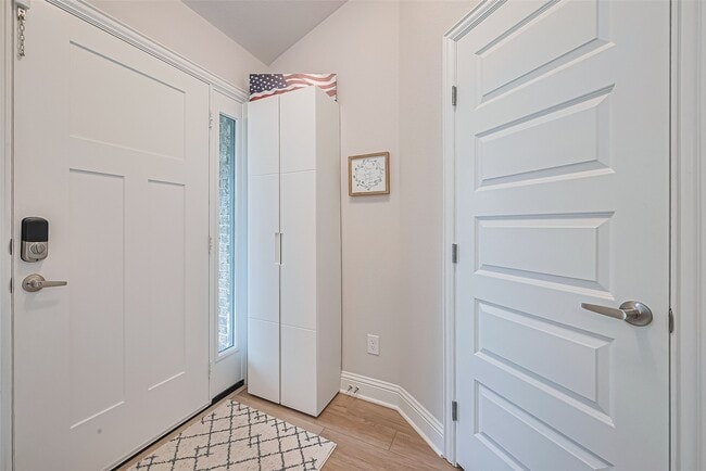 Building Photo - 2712 Golden Palms Ln