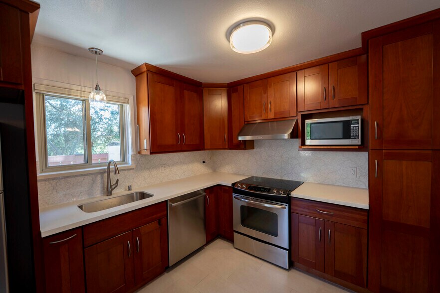 Building Photo - 2022 Ascot Dr