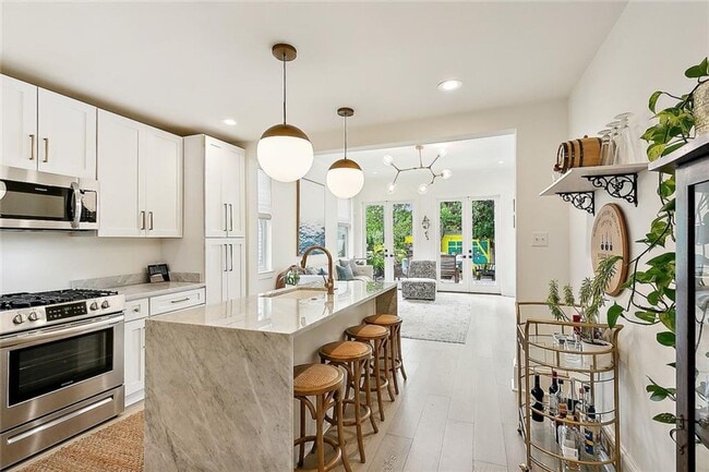 Building Photo - Gorgeous 3BD/2.5BA with Huge Backyard and Off Street Parking