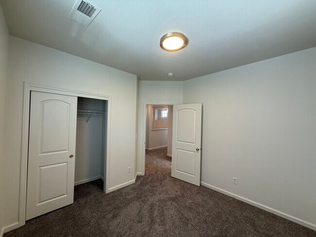 Building Photo - 4-bedroom two story in Sylvan School District!