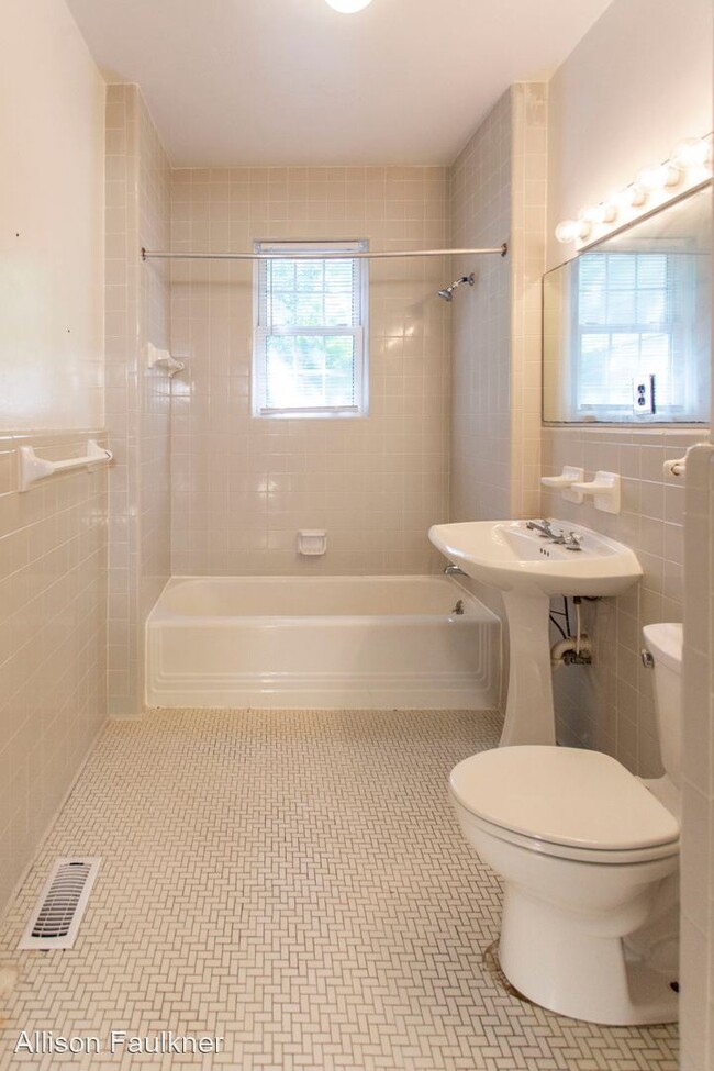 Building Photo - 4 br, 3.5 bath House - 1303 E. Fifth St