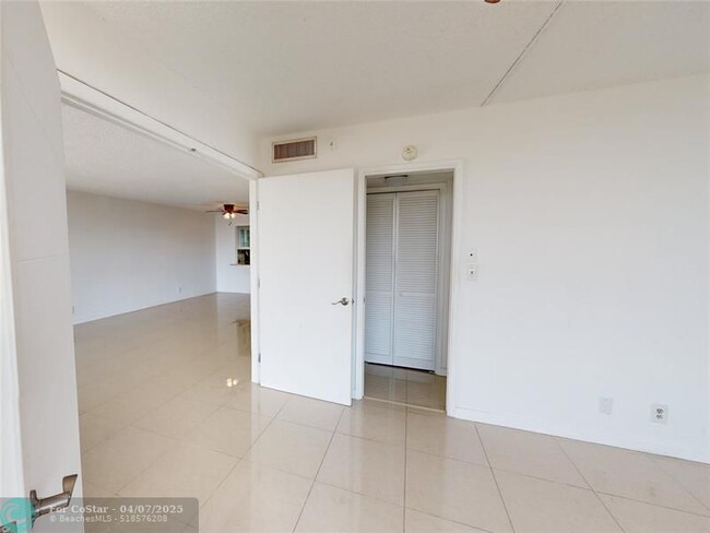 Building Photo - 3080 N Course Dr