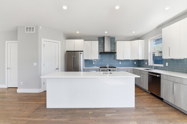 Building Photo - $5,640.95, $300 off the first month's rent, 4 Beds - 5 Bath, Townhouse in Denver with Office!