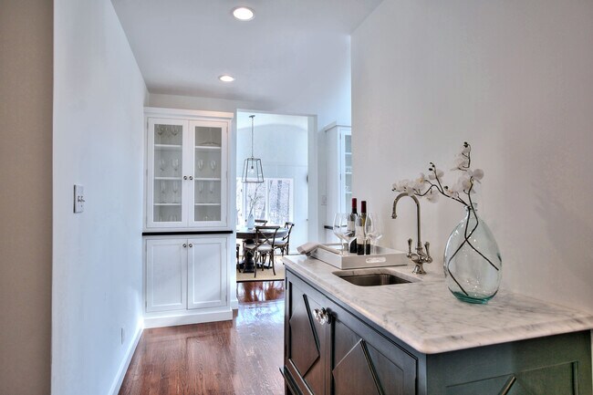 Building Photo - 562 Canoe Hill Rd