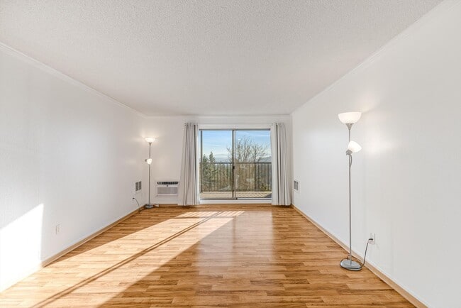 Building Photo - Cozy & sweet 1/1 condo in Lake Oswego with covered parking and storage included!