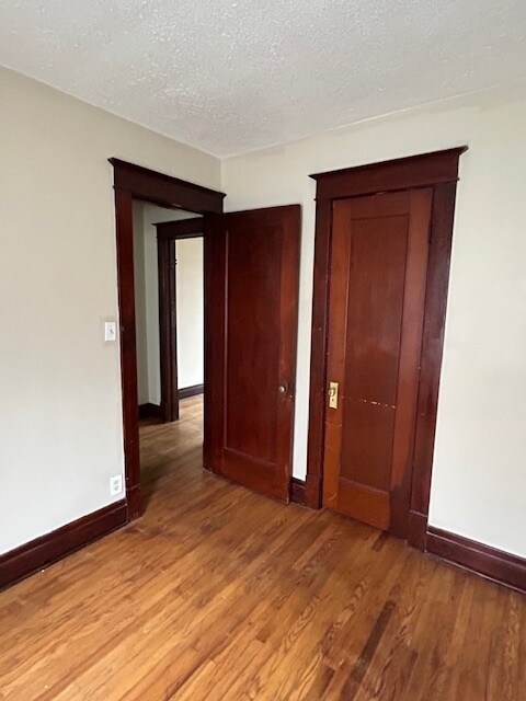 Building Photo - 300 Roesch Ave