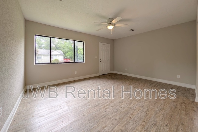 Building Photo - 3055 2nd St Cir