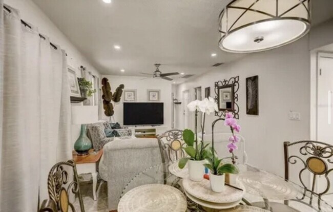 Building Photo - Charming 3/2 Duplex in West Bradenton with Private Yard and Carport