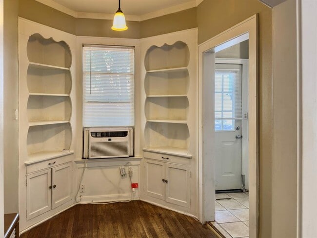 Building Photo - 202 E 31st St