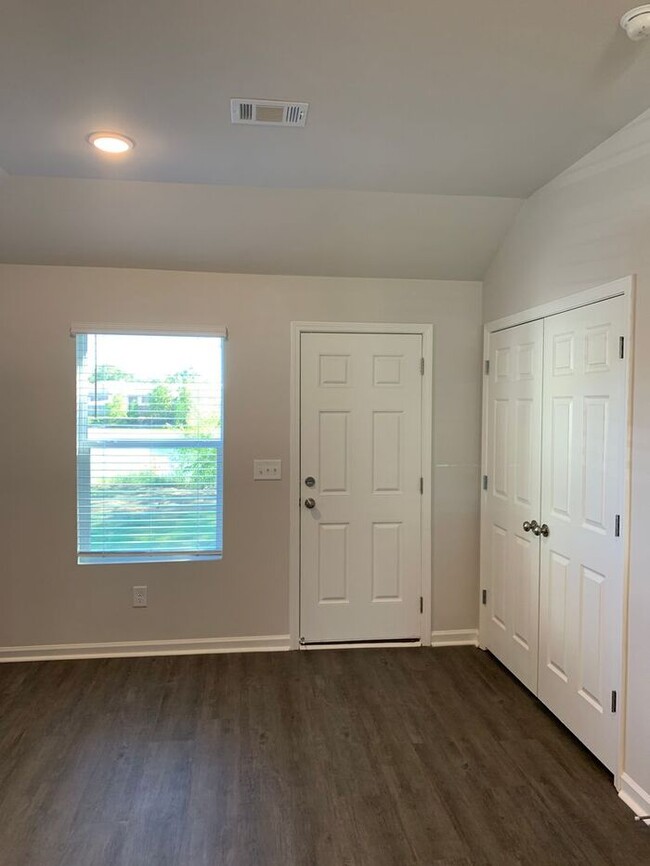 Building Photo - New Year's Promotion! Three Bedroom | Two ...