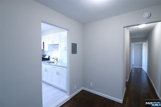 Building Photo - 2335 Hudson Terrace