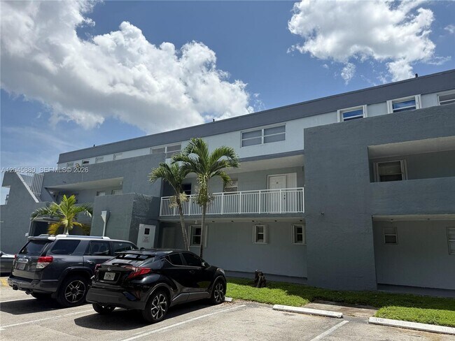 Building Photo - 9371 Fontainebleau Blvd