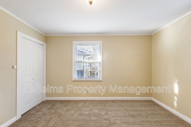 Building Photo - 922 Wedgewood Ave