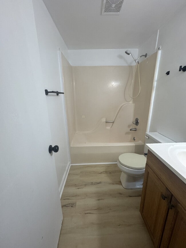 Building Photo - Newly remodeled townhome