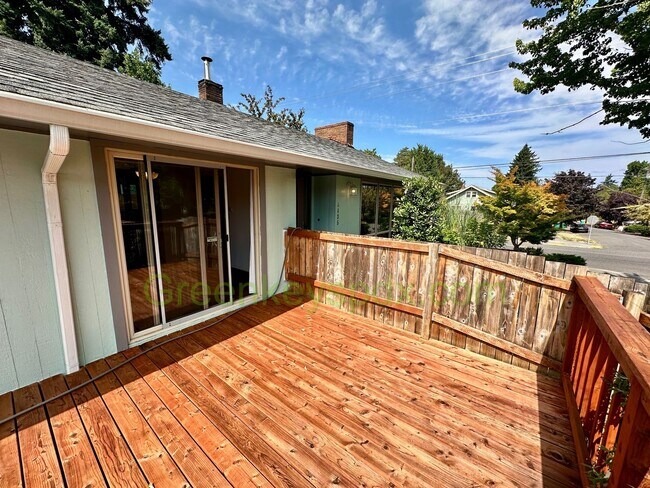 Building Photo - 3-Bedroom, 1.5-Bathroom House in Concordia...