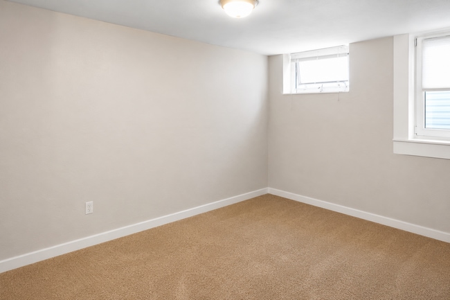 Building Photo - Gorgeous 4-Bed Gem in Denver with Granite Accents, Cozy Fireplace, & Finished Basement!