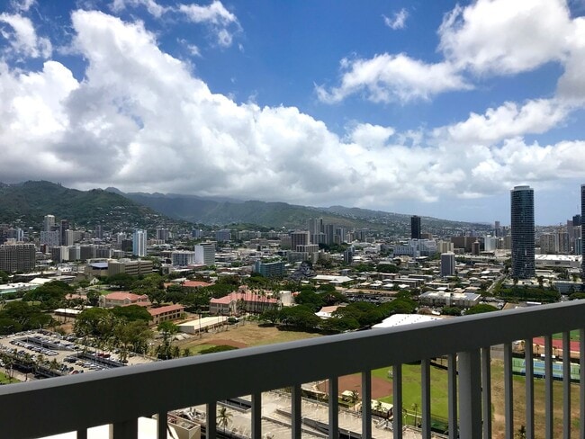 Building Photo - Convenient Kakaako living! 1/1/1