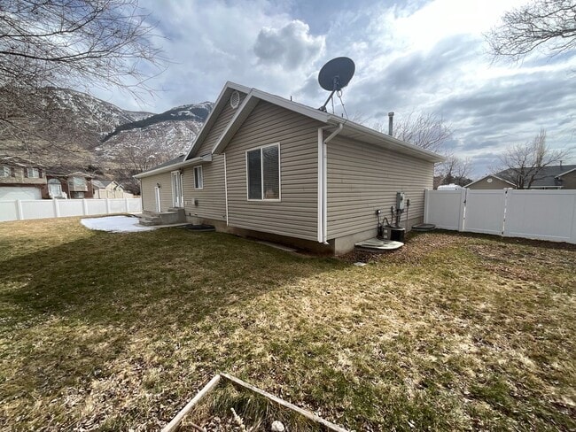 Building Photo - 842 E 1850 N