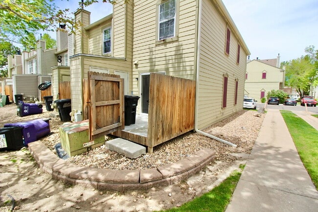 Building Photo - 1811 S Quebec Way
