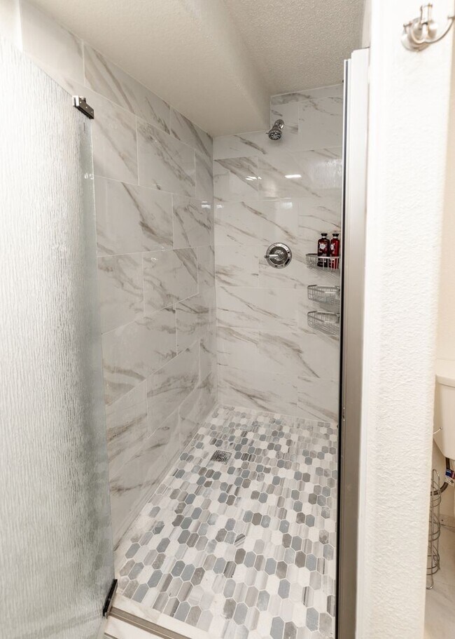 Building Photo - Spacious 5 Bedroom in D20 centrally located