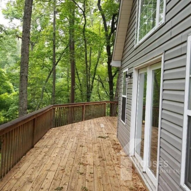 Building Photo - 313 Wood Rd