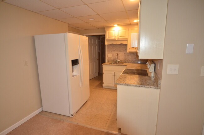 Kitchen - 17 Davis Ave